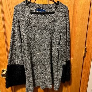 Like New Sweater with Rounded Neck and Contrast Fuzzy Sleeves XXL